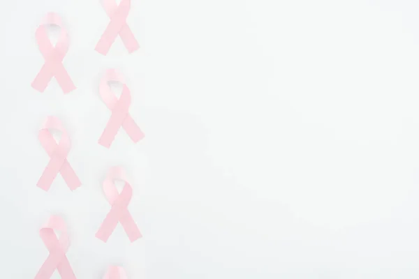 Κορυφαία Άποψη Του Μεταξιού Ροζ Καρκίνου Του Μαστού Πινακίδες Λευκό — Φωτογραφία Αρχείου