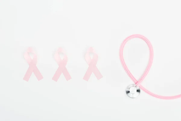 Flache Lage Mit Stethoskop Und Rosa Brustkrebszeichen Auf Weißem Hintergrund — Stockfoto