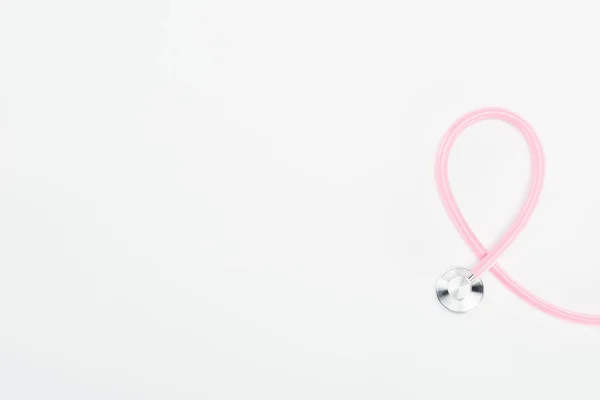 白色背景听诊器的顶视图 带复制空间 乳腺癌概念 — 图库照片