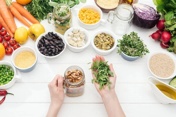 Vista Cortada Mulher Adicionando Arugula Frasco Com Salada Mesa Branca — Fotografia de Stock