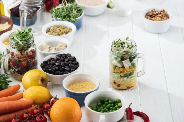 Ingredientes Tazón Cerca Frascos Vidrio Con Ensalada Mesa Blanca Madera — Foto de Stock