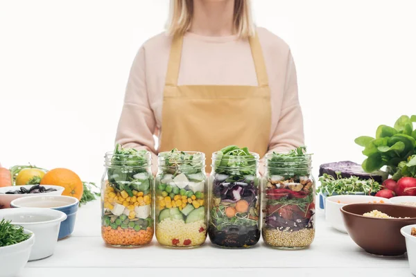 Vista Parcial Mujer Delantal Con Frascos Vidrio Con Ensalada Sobre — Foto de Stock