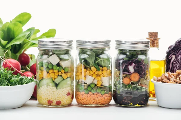 Ensalada Verduras Frescas Frascos Vidrio Cerca Aceite Rábano Aislado Blanco —  Fotos de Stock