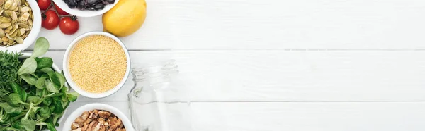 Vista Superior Comida Saborosa Perto Frasco Vidro Mesa Branca Madeira — Fotografia de Stock