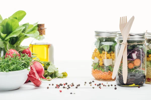 Ensalada Verduras Frescas Frascos Vidrio Con Cubiertos Madera Aislados Blanco —  Fotos de Stock