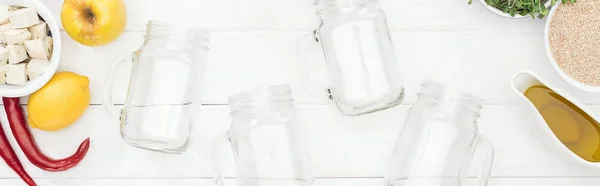 Вид Сверху Вкусные Ингредиенты Возле Пустых Стеклянных Банок Деревянном Белом — стоковое фото