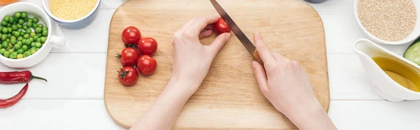 Vista Ritagliata Della Donna Che Taglia Pomodorini Tagliere Legno Colpo — Foto Stock