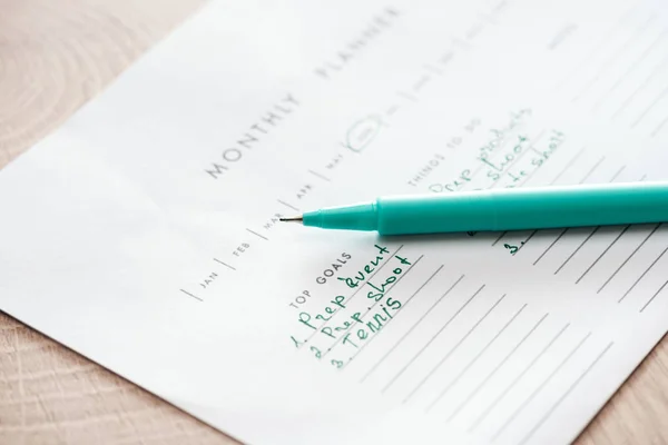 Selective Focus Monthly Planner Green Pen — Stock Photo, Image