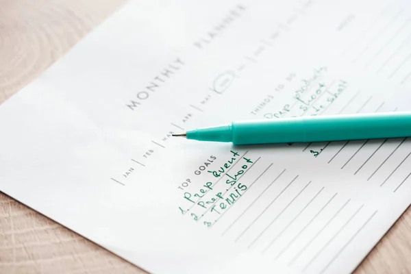 Selectieve Focus Van Maandelijkse Planner Met Groene Pen — Stockfoto