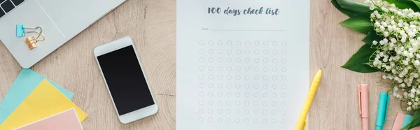 Panoramic View Stationery 100 Days Check List Flowers Smartphone Wooden — Stock Photo, Image