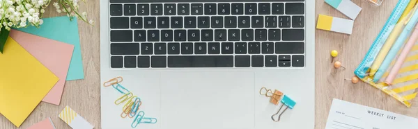 Panoramablick Auf Laptop Tastatur Mit Schreibwaren Auf Holztisch — Stockfoto