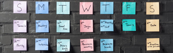 красочные наклейки с нотами на черной кирпичной стене
