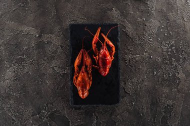 gri dokulu yüzeyüzerinde kırmızı ıstakoz ile siyah plaka üst görünümü