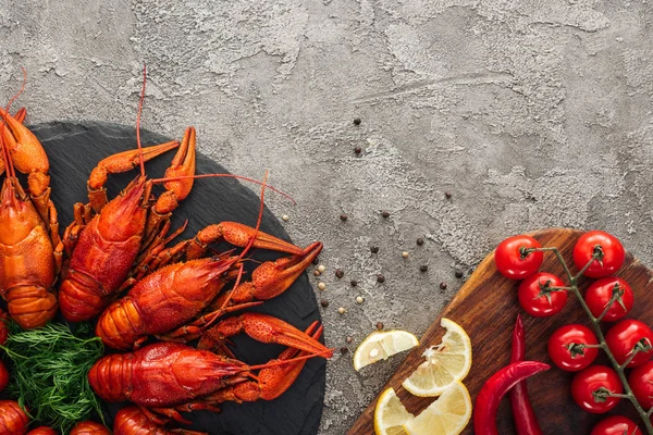 Top View Black Plate Red Lobsters Green Herbs Tomatoes Red — Stock Photo, Image