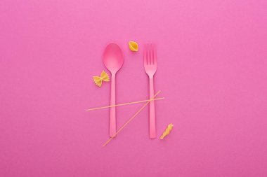pembe plastik kaşık ve çatal ve makarna dört farklı türde pembe izole