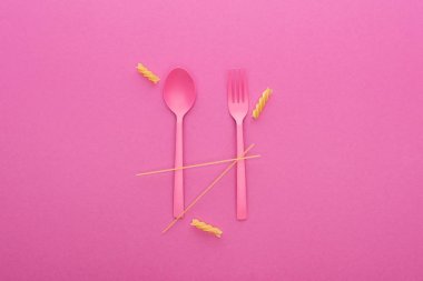pembe plastik kaşık ve çatal ve makarna iki farklı türde pembe izole