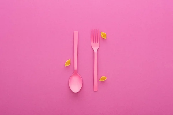 Pink Plastic Fork Spoon Upside Uncooked Shells Macaroni Isolated Pink — Stock Photo, Image