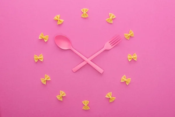 Concepto Reloj Con Horquilla Cruzada Plástico Rosa Cuchara Aislada Rosa — Foto de Stock