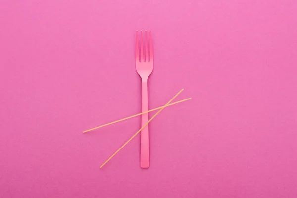 Topp Bild Rosa Plastgaffel Och Spaghetti Isolerad Rosa — Stockfoto