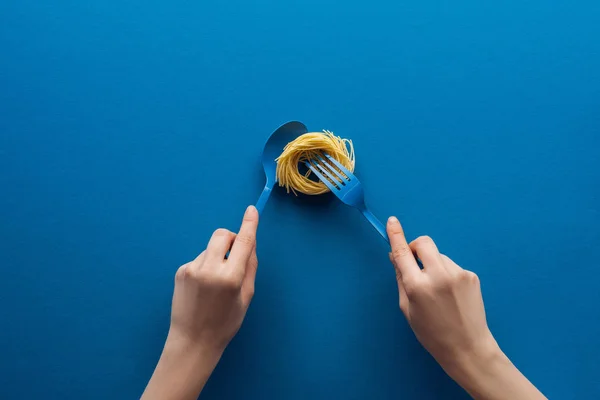Vista Recortada Mujer Sosteniendo Cuchara Azul Tomando Pasta Vermicelli Con — Foto de Stock