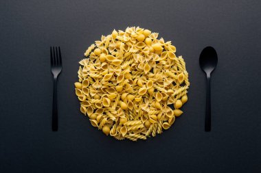 siyah siyah izole plastik siyah çatal ve spoo ile plaka kavramının üst görünümü