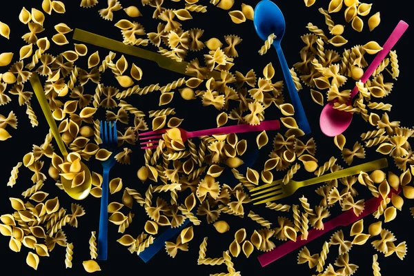 Top Blandade Färgglada Bestick Med Olika Typer Pasta Isolerad Svart — Stockfoto