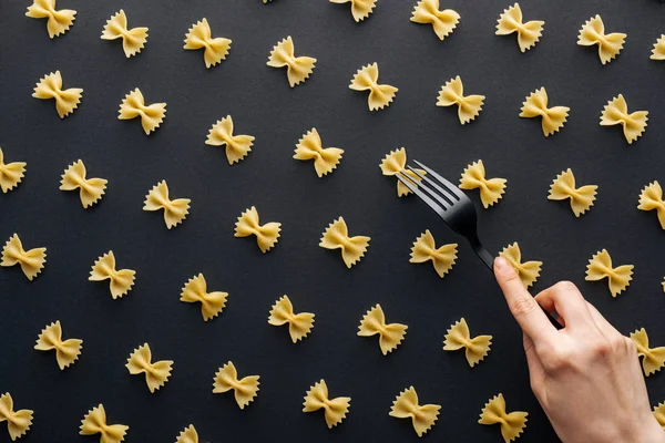Vue Recadrée Femme Essayant Prendre Farfalle Pâtes Avec Fourchette Plastique — Photo