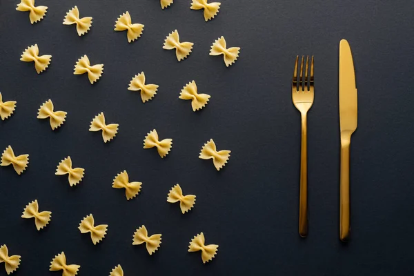 Leigos Farfalle Massas Perto Faca Ouro Garfo Fundo Preto — Fotografia de Stock