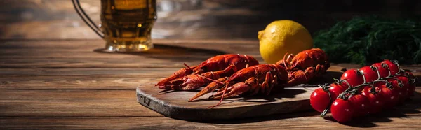 Panoramic Shot Red Lobsters Tomatoes Dill Lemon Glass Beer Wooden — Stock Photo, Image