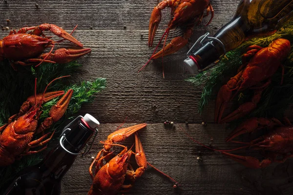 Top view of red lobsters, dill and bottles with beer on wooden surface — Stock Image Top View Red Lobsters Dill Bottles Beer Wooden Surface Stock Picture