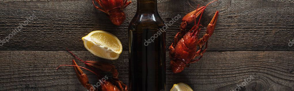 Panoramic shot of red lobsters, lemon slices and glass bottle with beer on wooden surface — Stock Image Panoramic Shot Red Lobsters Lemon Slices Glass Bottle Beer Wooden Royalty Free Stock Photos