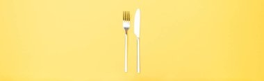 sarı üzerinde çatal ve bıçak panoramik atış