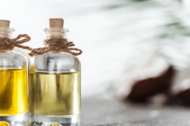 sarı hindistan cevizi yağı ve mantar ile şişe yakın görünümü