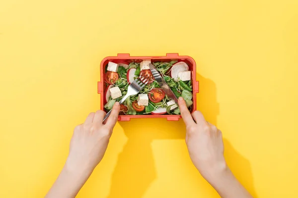 Beskuren Syn Kvinnan Hållande Gaffel Och Kniv Ätande Sallad Från — Stockfoto