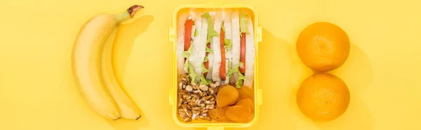 Panoramabild Lunchlåda Med Mat Nära Bananer Och Apelsiner — Stockfoto