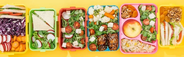 午餐盒与食物的全景拍摄 — 图库照片