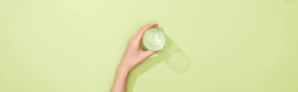 Vista Recortada Mujer Sosteniendo Vaso Agua Las Manos — Foto de Stock