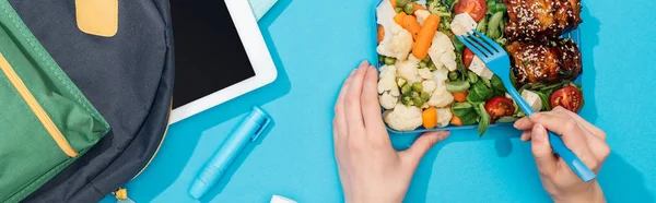 Bijgesneden Beeld Van Vrouw Met Lunch Box Met Voedsel Buurt — Stockfoto