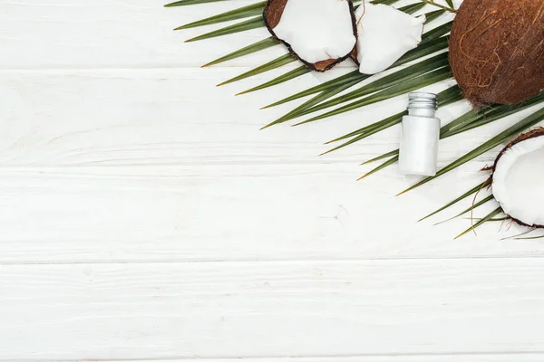 Widok Góry Kokosowego Produktu Kosmetycznego Butelce Zielonym Liści Palmowych Białej — Zdjęcie stockowe