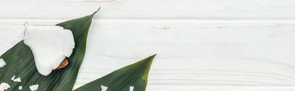 Felülnézet Kókusz Darab Zöld Pálma Levelek Fehér Fából Készült Felület — Stock Fotó