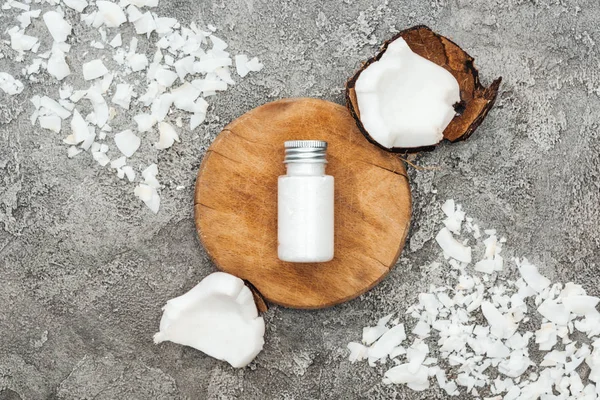 Tilikan Atas Serutan Kelapa Dekat Papan Kayu Dengan Lotion Kelapa — Stok Foto