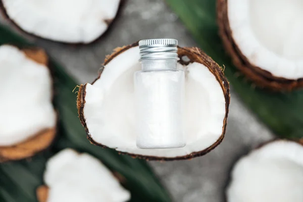 Selectieve Focus Van Kokos Lotion Fles Witte Kokosnoot Helft — Stockfoto