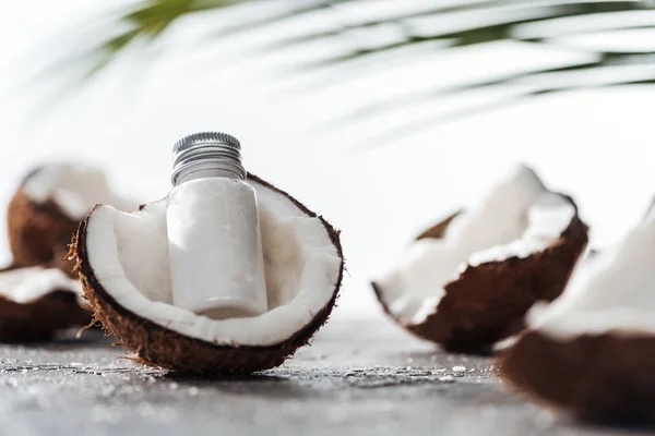 Foco Seletivo Garrafa Com Creme Coco Perto Cocos Rachados — Fotografia de Stock