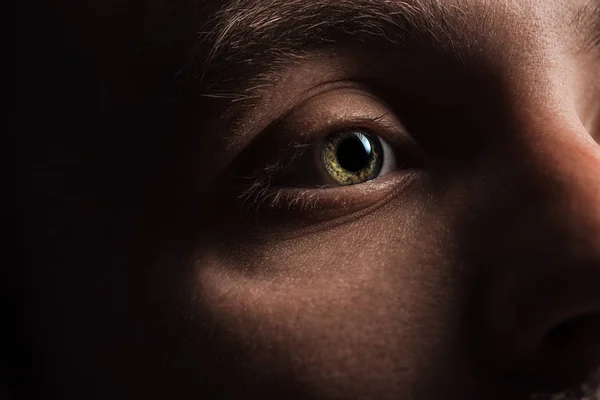 Vedere Aproape Omului Ochi Gene Sprâncene Privind Departe Întuneric — Fotografie, imagine de stoc