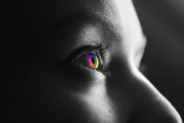 черно-белый снимок человека с цветным радужным глазом
