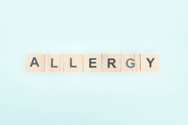 mavi izole alerji yazı ile ahşap blokların üst görünümü