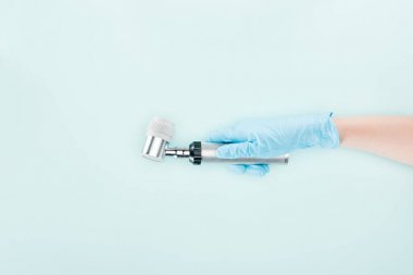 mavi izole dermatoskop tutan lateks eldiven doktor kırpılmış görünümü