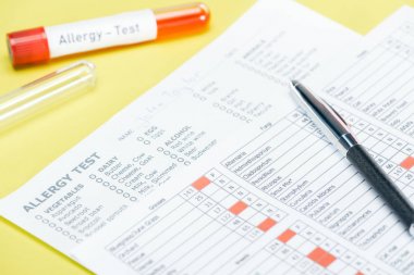 sarı üzerinde izole alerji testi yazıtı ile test tüpleri yakın alerji testi sonuçları siyah kalem