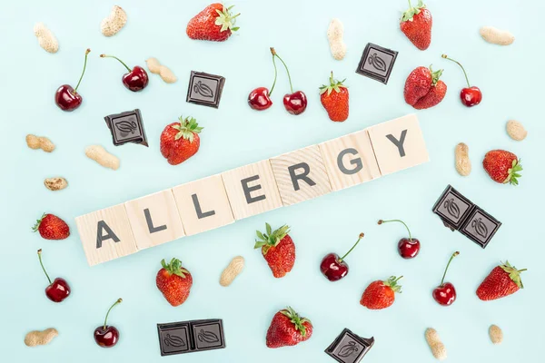 Top View Wooden Blocks Allergy Lettering Cherries Nuts Strawberries Chocolate — Stock Photo, Image