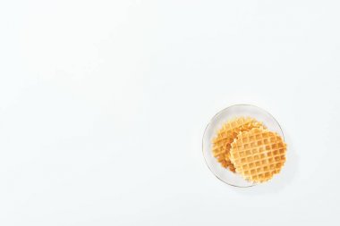 beyaz tabakta waffle ile pate üst görünümü